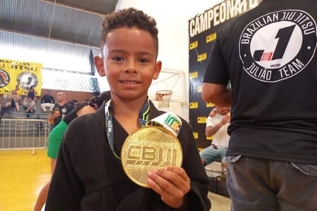 Aluno com a medalha de Campeão Brasileiro de Jiu Jitsu