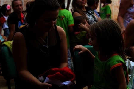 Crianças recebem a atenção da voluntária Michele Barreto